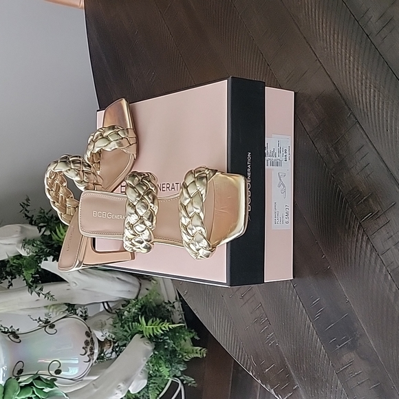 BCBG shoes - Picture 3 of 3